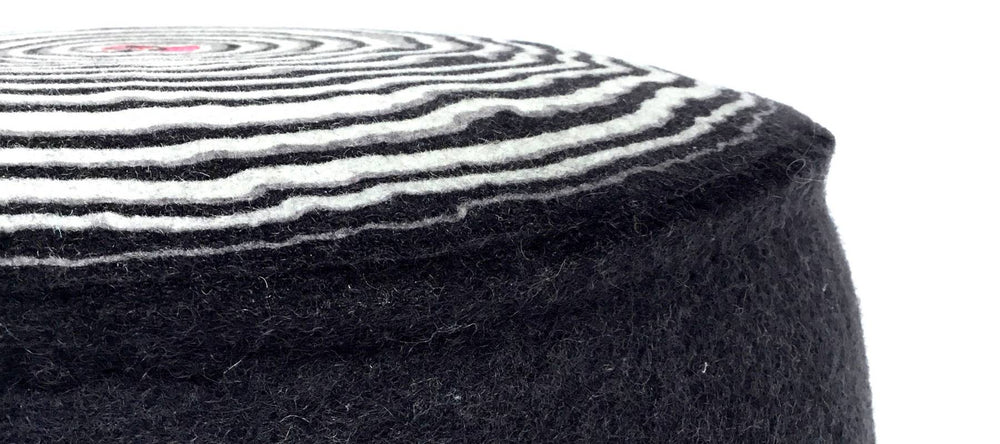 sort puf af filtet uld design Lene Frantzen